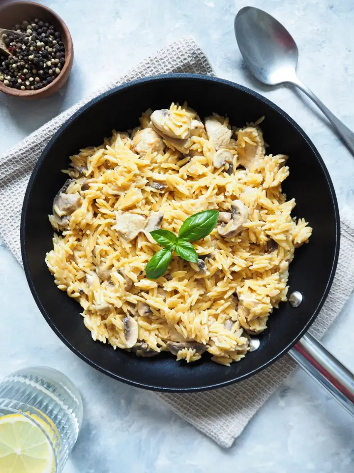 One Pot Kritharaki Nudeln mit Hähnchen und Champignons